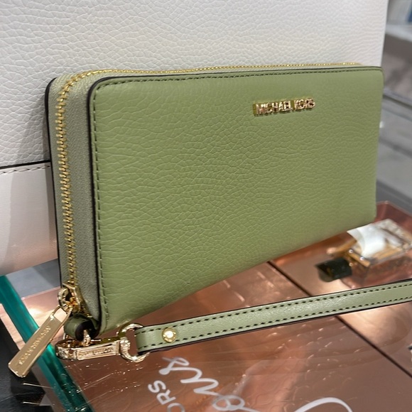 MICHAEL KORS
Leather Continental Wristlet Phone Case Wallet
Light Sage
NWT - Picture 14 of 16